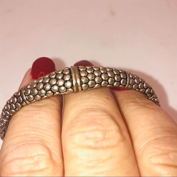 Textured silver tone stretch bracelet - Picture 4 of 4